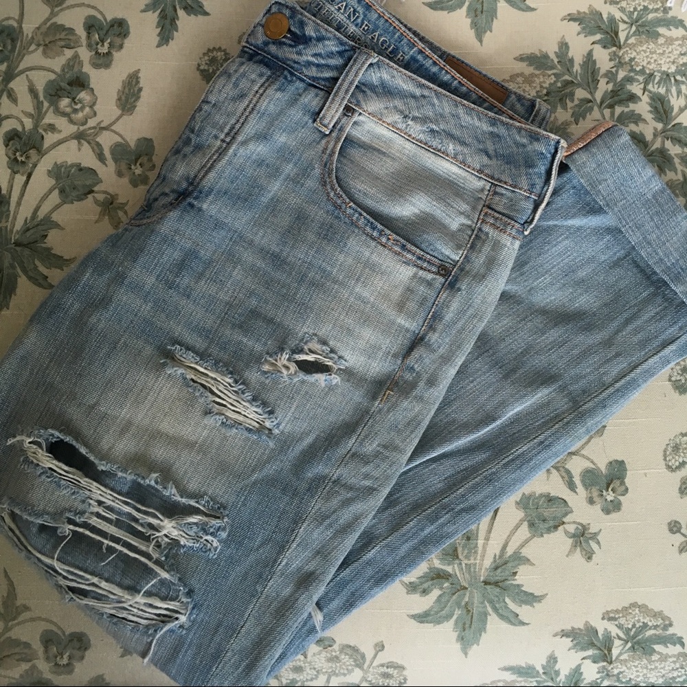 American Eagle Tomgirl Distressed Jeans